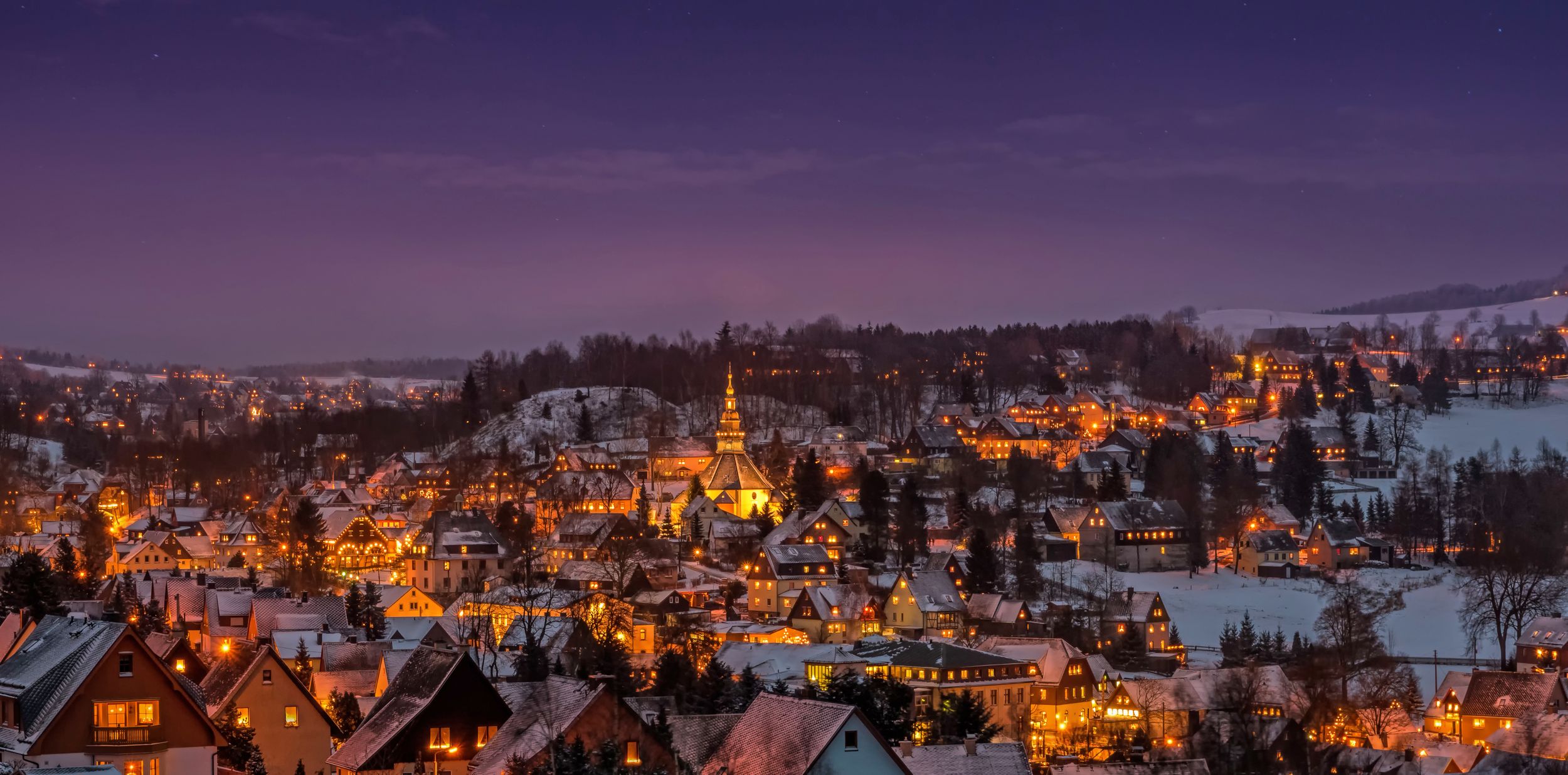 Beleuchtete Häuser in Seiffen zur Weihnachtszeit