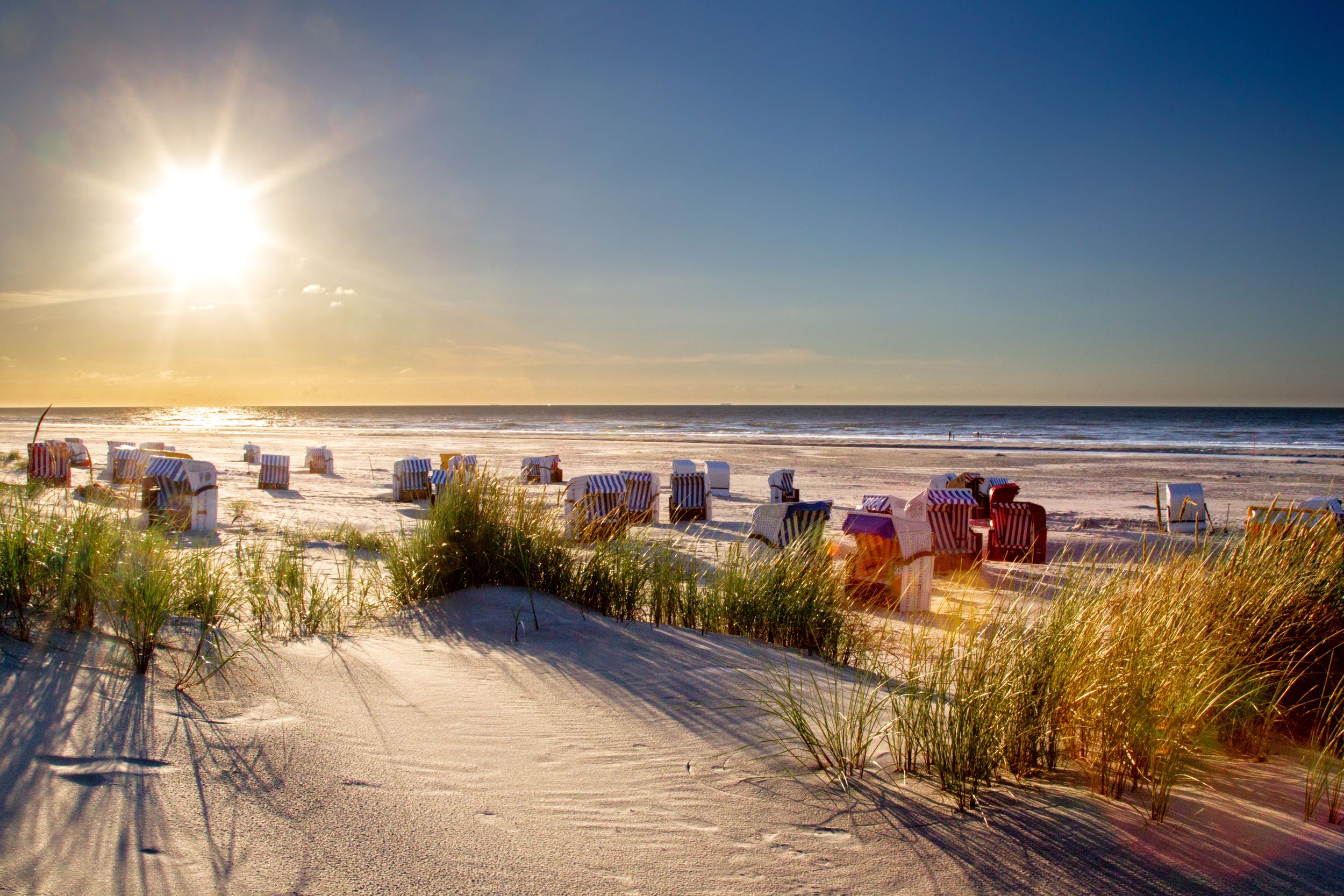 Tiefstehende Sonne am Strand auf der ostfriesischen Nordseeinsel Juist