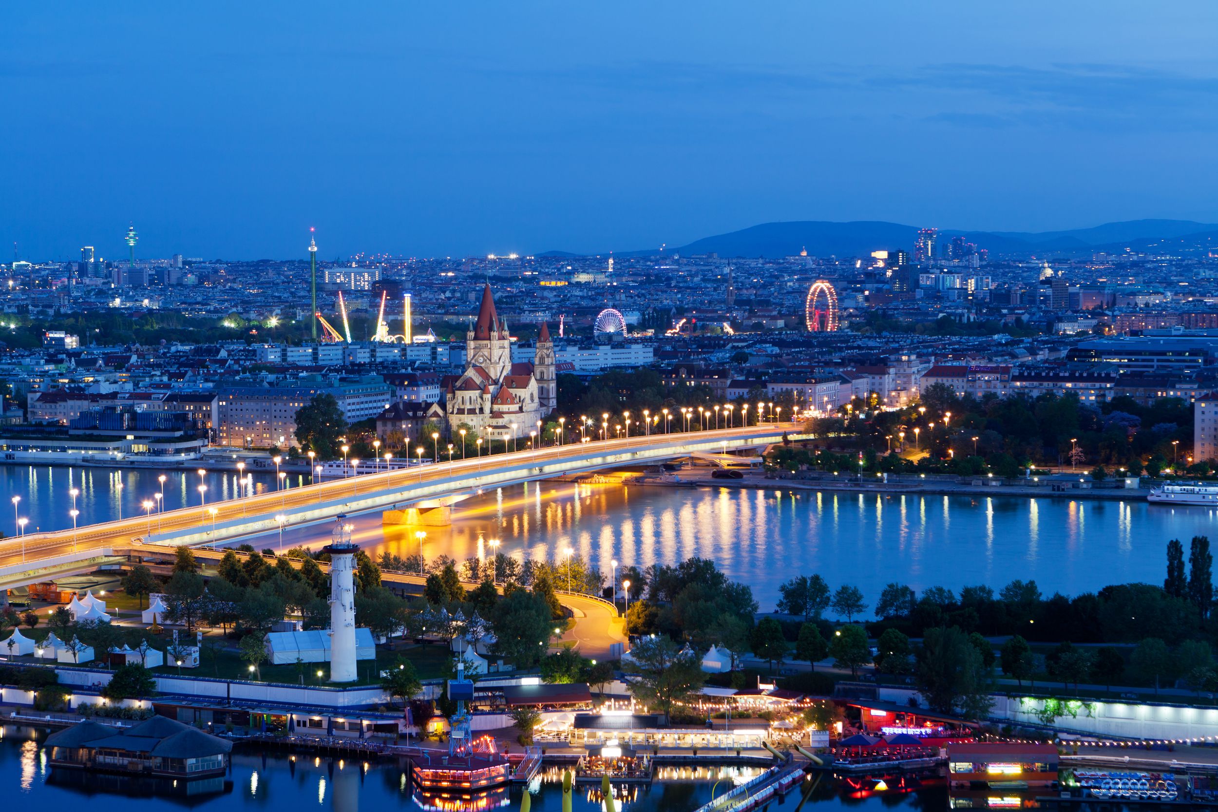 Wien, Panorama am Abend, von der Vogelperspektive auf die Hauptstadt