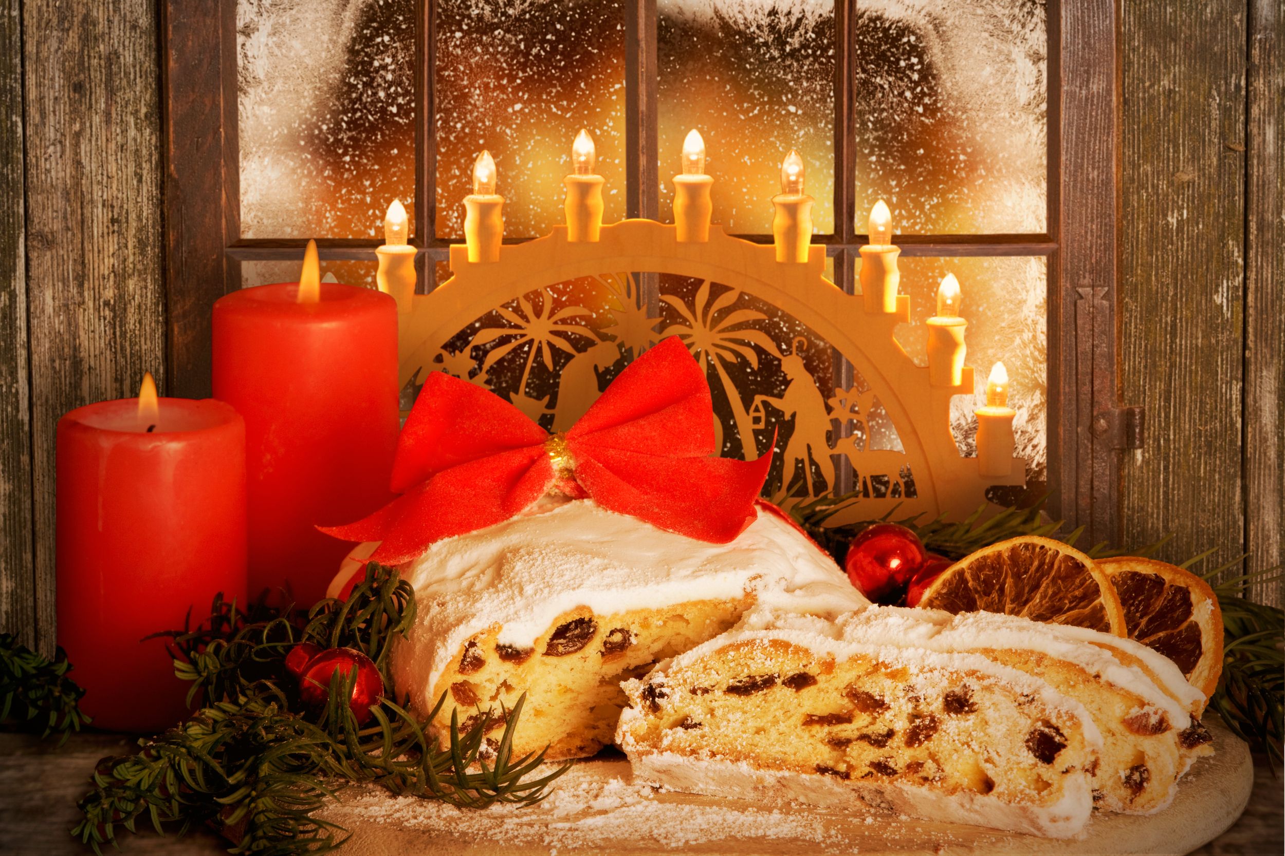 Weihnachtsstollen, Dresdner Stollen mit Schwibbogen vor winterlichem F