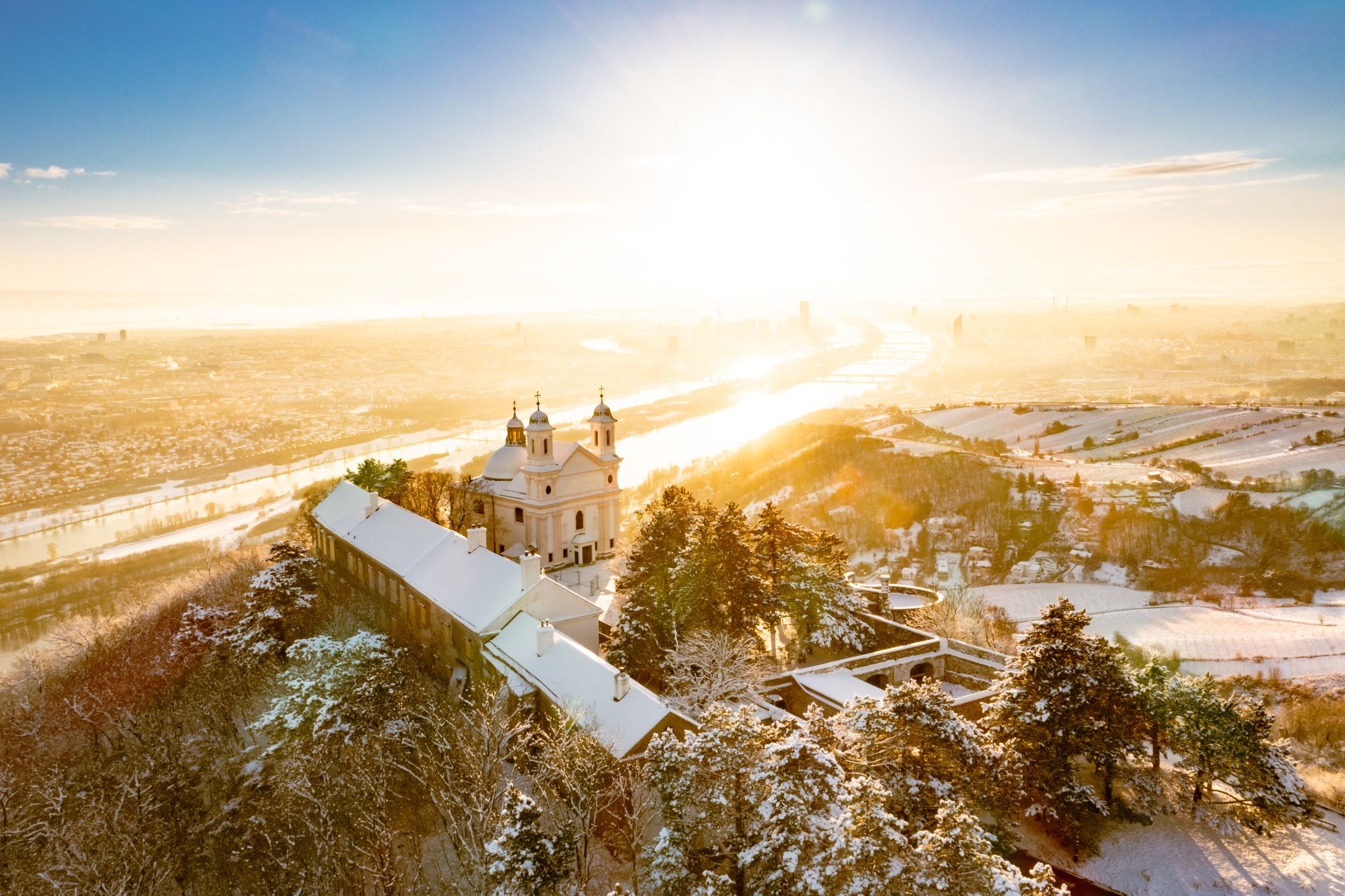 Wien, Hauptstadt von Österreich. Leopoldsberg im Wienerwald mit Schnee