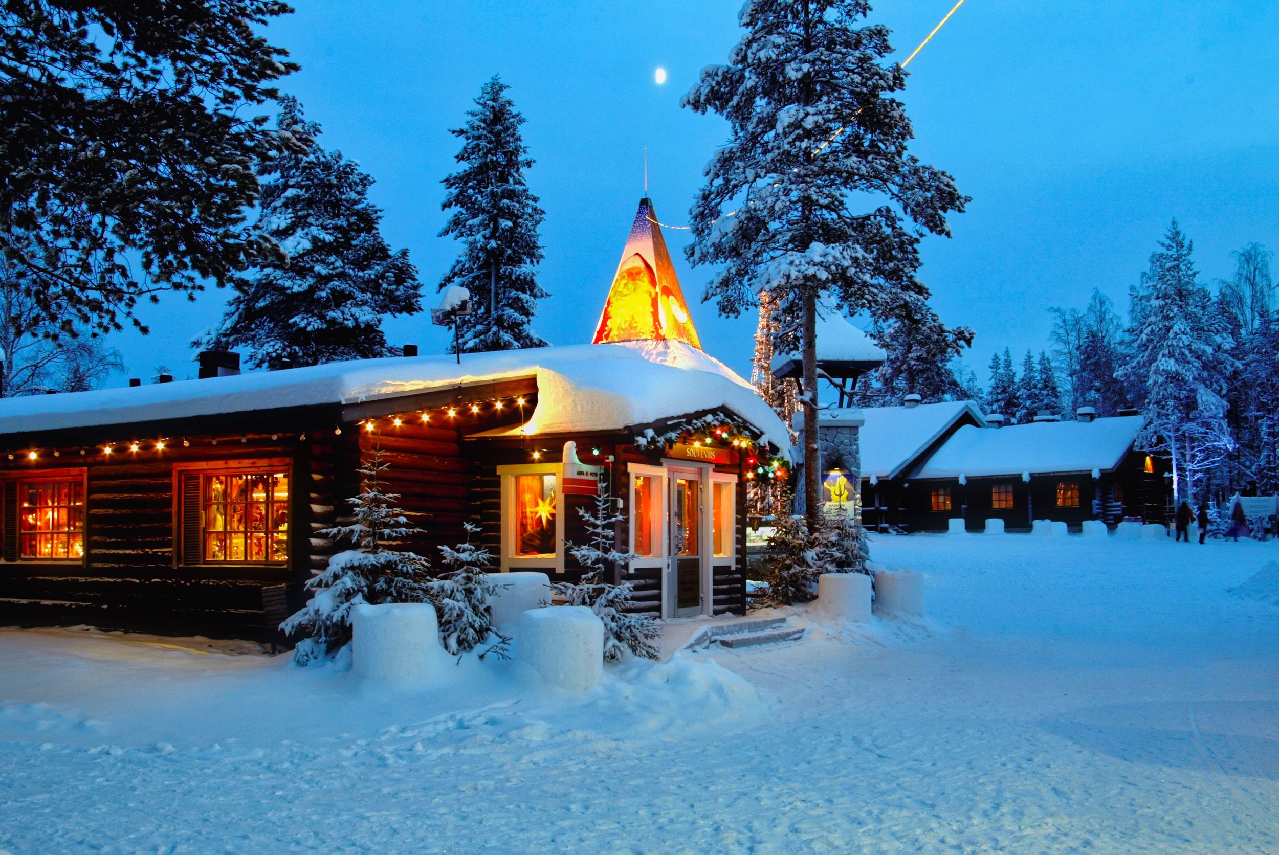 Lappland, Santa Claus Village in Rovaniemi, Daemmerung, Schnee, Frost,