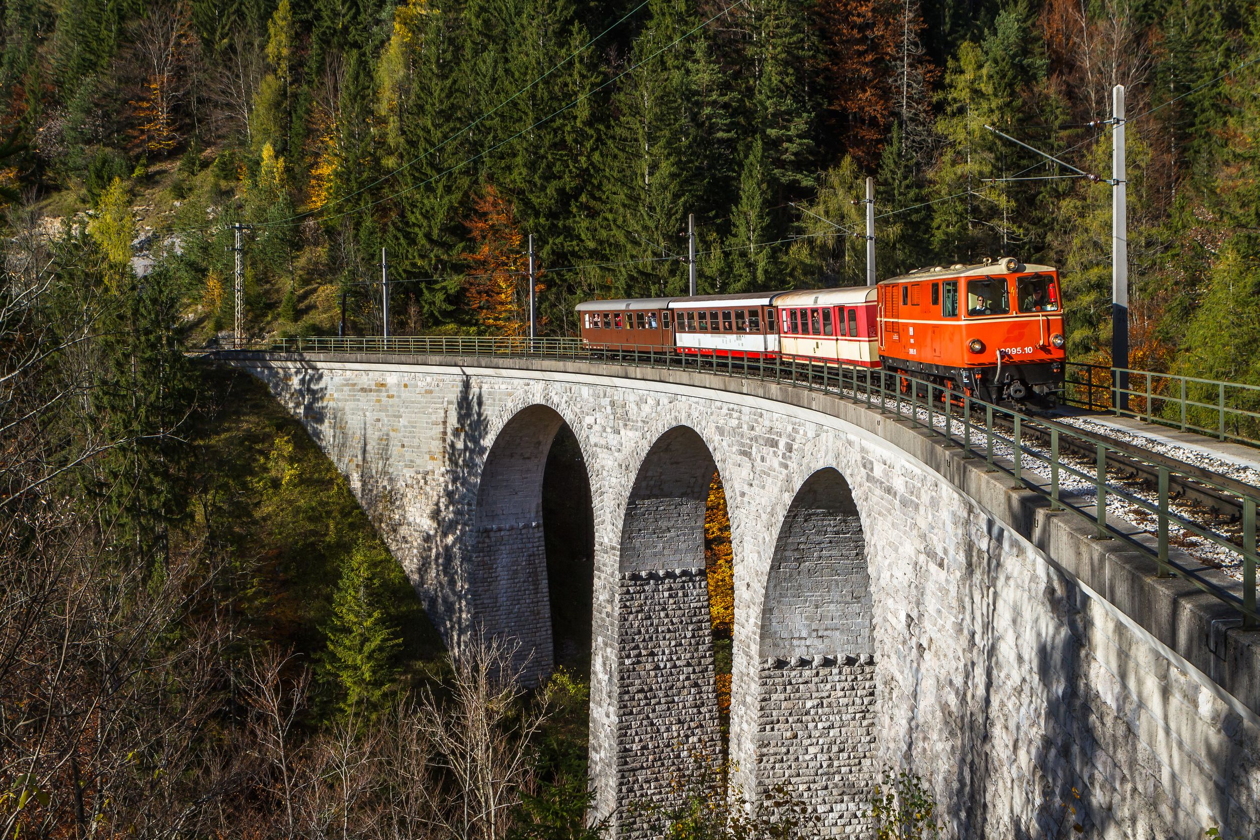 2095.10 mit P 6813 St. Pölten Mariazell auf dem Saugrabenviadukt
