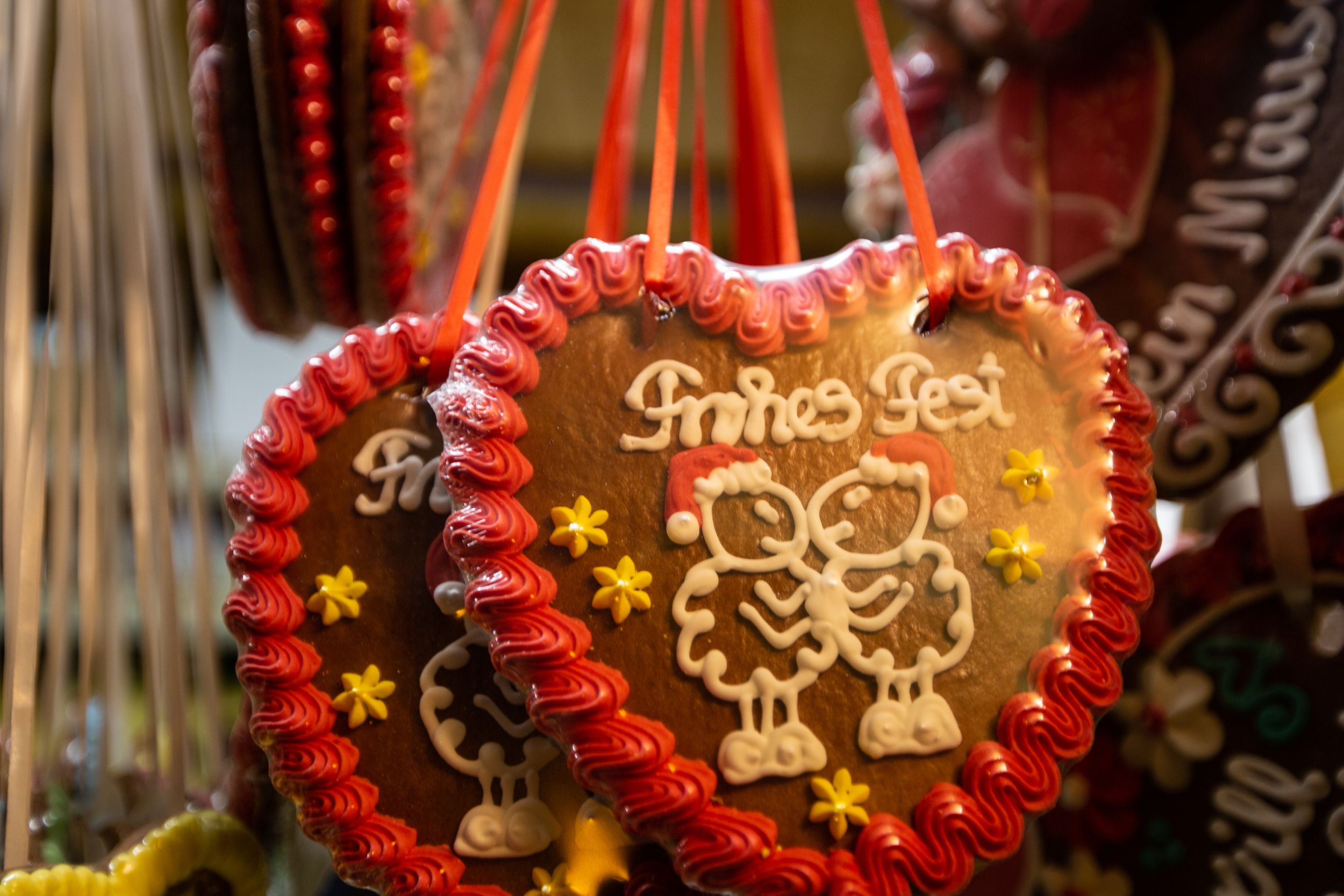 Lebkuchenherz mit der Aufschrift Frohes Fest. Christkindlmarkt in der 