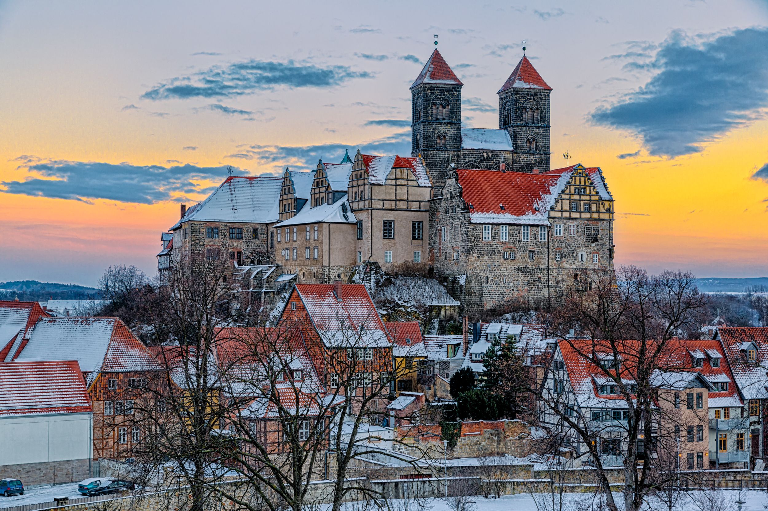 Das Quedlinburger Schloss und Stiftskirche im Winter beim Sonnenunterg