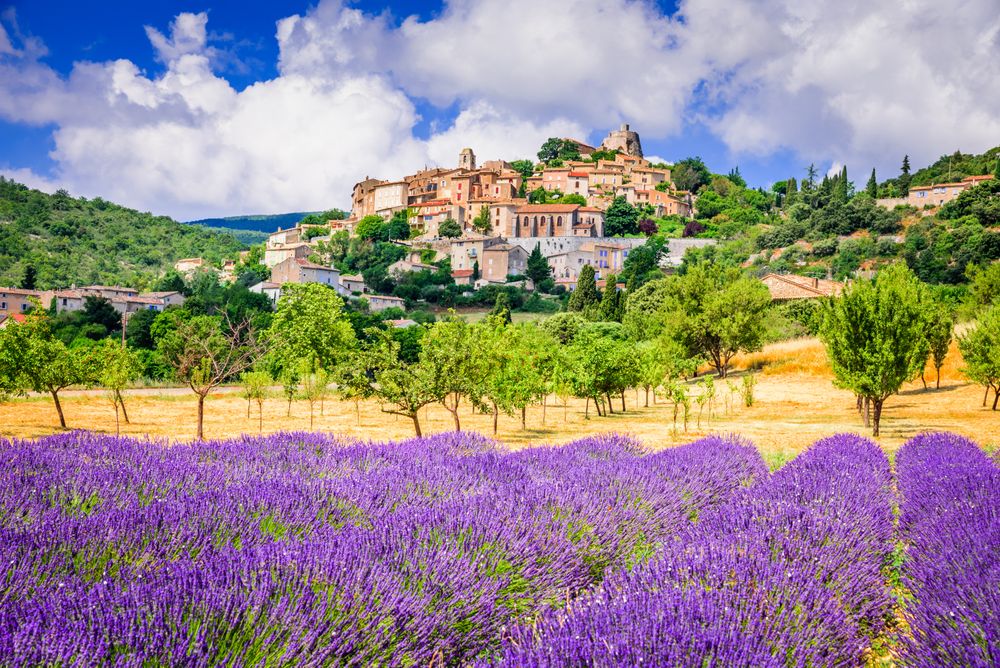 Stadt und Lavendelfeld in der Provence