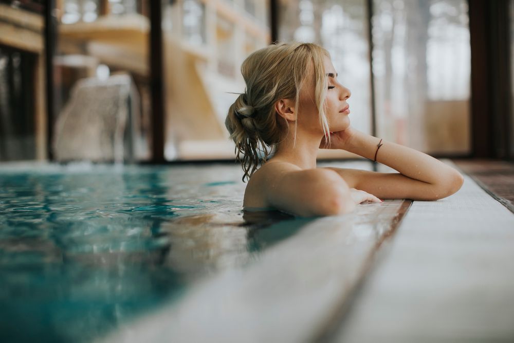 Frau entspannt in einem Schwimmbad