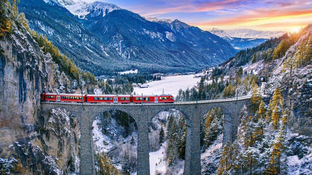 Bahn fährt über Landwasser Viadukt