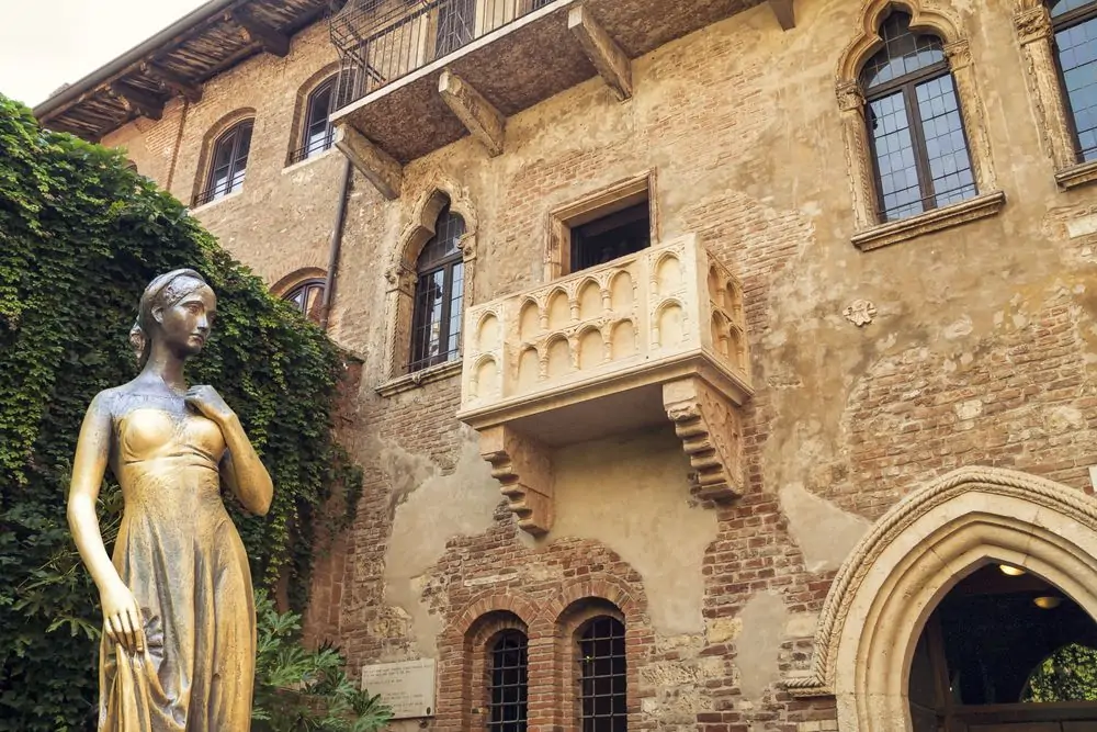 Bronze statue of Juliet and balcony by Juliet house, Verona, Italy.